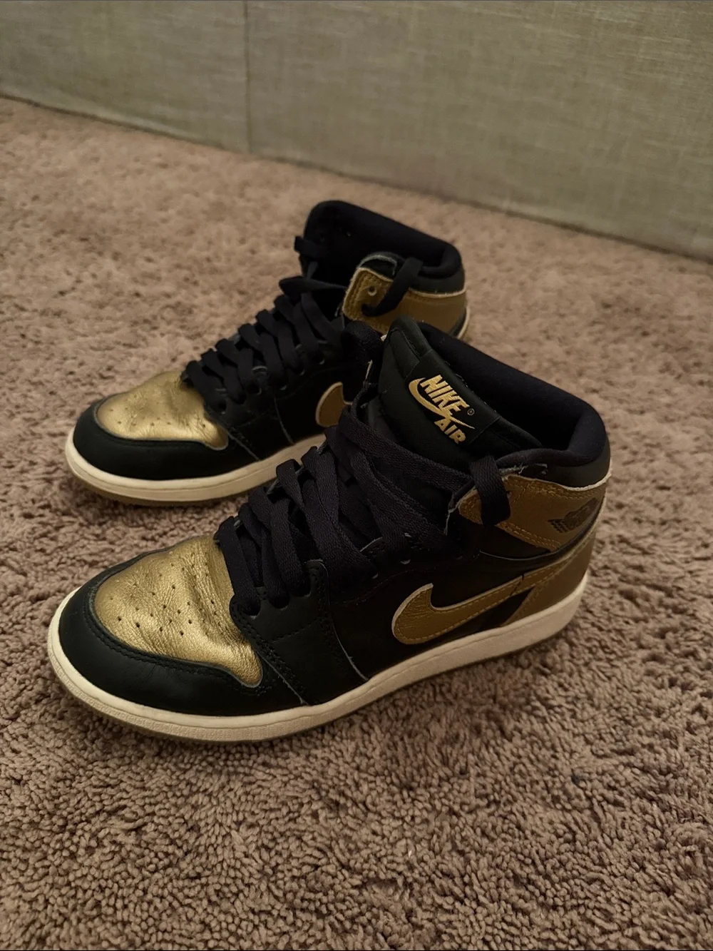 Nike Air Jordan 1 Mid - Black and Metallic Gold - Picture 1 of 5